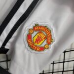 camiseta manchester united niño 2024 escudo pantalón corto