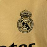 camiseta real madrid 2024 dorado escudo