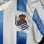 camiseta real sociedad niño escudo