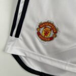 pantalón corto manchester united 2024 escudo