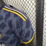 2a equipación real madrid hombro