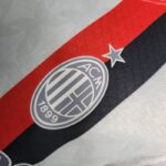 ac milan segunda equipacion escudo