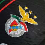 camiseta benfica negra 2024 escudo