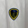 camiseta leeds united 2024 escudo