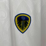 camiseta leeds united 2024 escudo