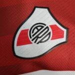 camiseta river plate 2024 escudo