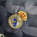 camiseta segunda real madrid escudo