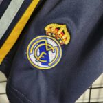 camiseta segunda real madrid y pantalón corto escudo