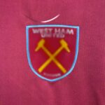 camiseta west ham 2024 escudo
