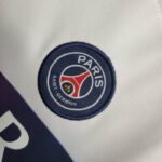 segunda camiseta PSG escudo