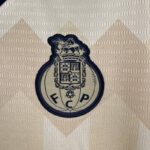 segunda equipacion oporto escudo