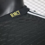 tercera equipacion real madrid 2024 LOGO RMFC en el cuello