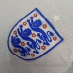 camiseta de inglaterra 2023 escudo