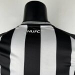 camiseta del newcastle 2024 cuello anterior