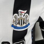 camiseta del newcastle 2024 escudo
