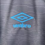 camiseta gremio 2023 logo umbro