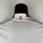 manchester united tercera equipacion cuello anterior