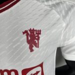 manchester united tercera equipacion escudo