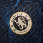 segunda equipacion chelsea 2024 escudo