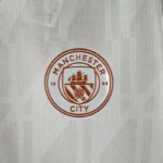 segunda equipacion manchester city 2024 escudo