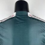 segunda equipacion manchester united 2024 cuello anterior
