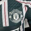segunda equipacion manchester united 2024 escudo