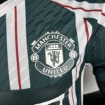 segunda equipacion manchester united 2024 escudo