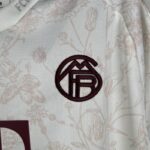 tercera equipacion bayern munich escudo