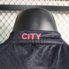 tercera equipacion manchester city 2024 cuello anterior