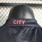tercera equipacion manchester city 2024 cuello anterior