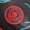 tercera equipacion manchester city 2024 escudo