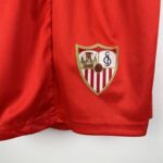 camiseta roja sevilla fc escudo en el pantalon corto