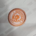 segunda equipación city escudo