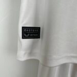 sevilla-camiseta-2024-etiqueta-del-logo-768x768