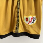 tercera equipación rayo y pantalon corto escudo