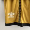tercera equipación rayo y pantalón corto logo