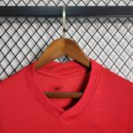 camiseta roja atletico de madrid cuello