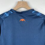 valencia camiseta azul cuello anterior