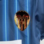 valencia camiseta azul escudo