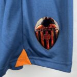 valencia camiseta azul y pantalon corto escudo