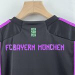 camiseta bayern munich negra cuello anterior