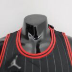 camiseta chicago bulls negro cuello redondo y borde rojo