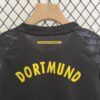 camiseta dortmund negra cuello anterior