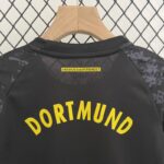 camiseta dortmund negra cuello anterior