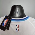 camiseta lakers blanco retro night cuello anterior