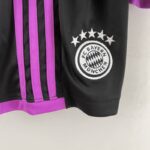 escudo del pantalon corto bayern munich negra