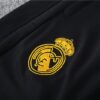 escudo del pantalon del chandal real madrid gris