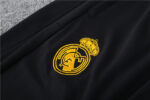 escudo del pantalon del chandal real madrid gris