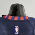 Camiseta Azul Marino de los Knicks cuello anterior y logo nba
