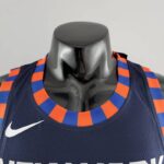Camiseta Azul Marino de los Knicks cuello redondo azul y naranja con logo nike